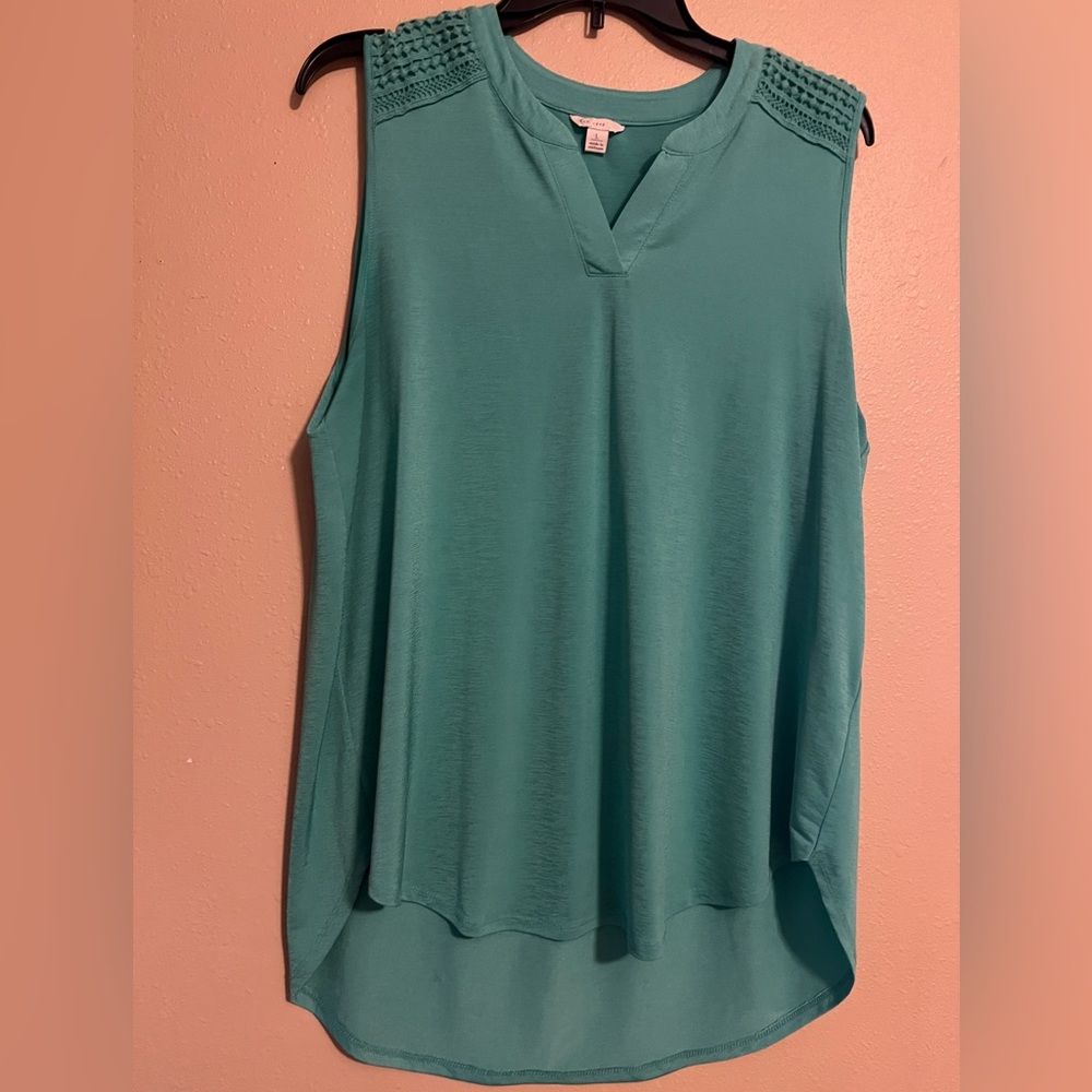 Women’s top, no sleeve